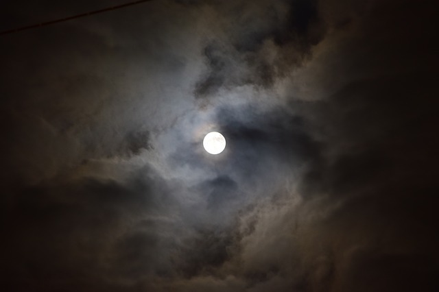moon-1843943_640.jpg
