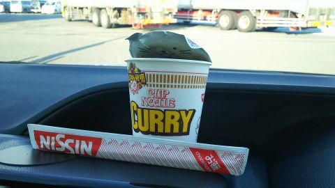 買ってお湯を入れて車の中で食べました。箸がまさかカップめん取り出し口の奥に隠されているとは(笑)。