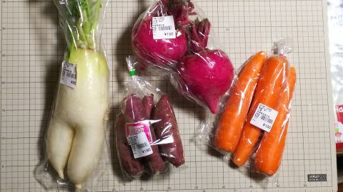 農産物直売所で買った野菜です。大きな赤カブ2個150円、にんじん3本100円、さつまいも紅はるか4本180円、色気がある大根80円。