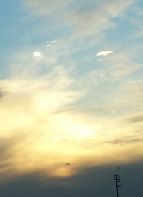その数秒後、すぐに結論が出ました。UFOジャナイ。これは小さな細切れの雲に夕日が反射して光っているだけです。ぜんぜんUFOジャナイ。