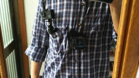 GoProはこのようにクリップでシャツに固定しようと思いましたが、重みによる反動で揺れまくるので別の方法にしました。ちなみに胸ポケットは前回の記事で使用したGoProジャナイ中国製ウェアラブルカメラです。
