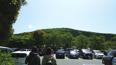 駐車場の前方に見える小高い山に登っていくと、「仙元山見晴らしの丘公園」があります。子どもが小さい頃に行ったことがあります。長い滑り台が楽しいです。
