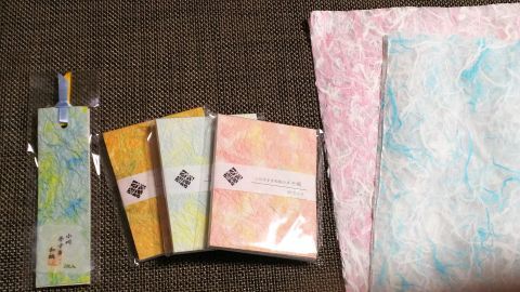 道の駅おがわまちで購入した、小川和紙で作られた本のしおりと、メモ帳と、柄付きの和紙です。