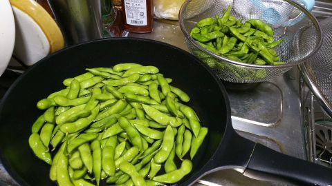 もうひとつ用意した枝豆をフライパンに入れて、枝豆の半身が浸るように水を入れて、まず最初に蒸し焼きをやります。