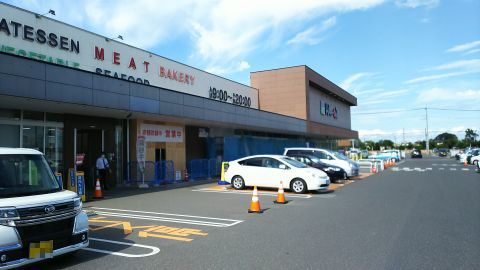 同じく埼玉県深谷市にあるスーパーマーケット「食品館ハーズ」でちょっと買い物していくことにしました。