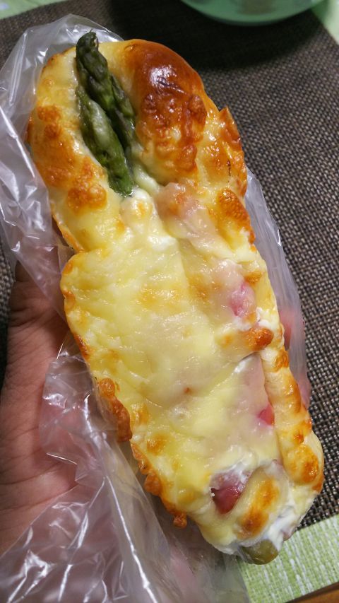 次の日の朝食に食べたアスパラとベーコンのピザパン。ベーカリーズキッチンohanaで買いました。アスパラの香りが広がってメチャうまし。