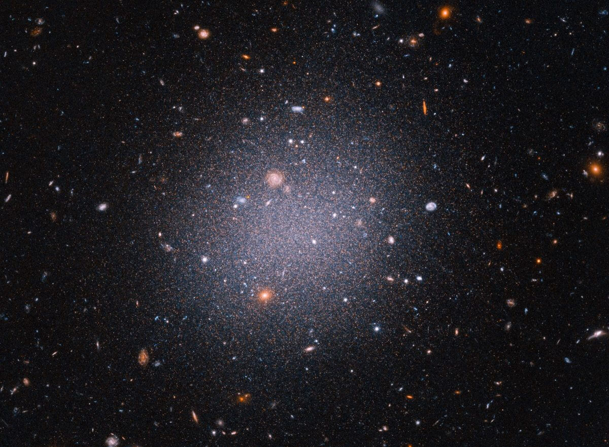 超淡銀河（超拡散状銀河）「NGC 1052-DF2」