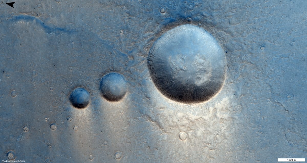火星のルナエ高原にある並んだ3つのクレーター