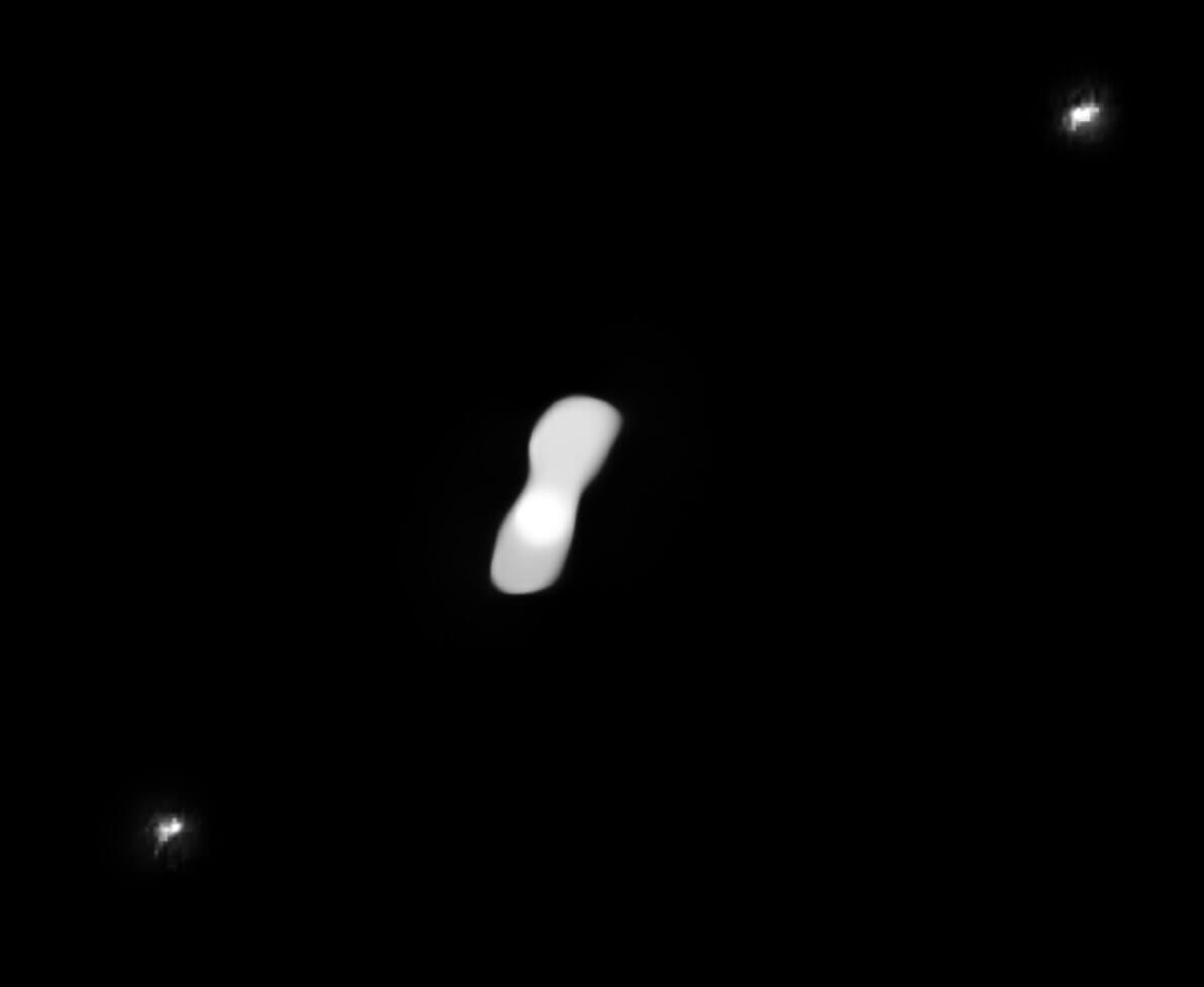 小惑星クレオパトラと2つの衛星の画像
