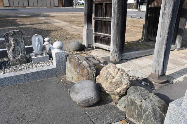加須市　大願寺の石