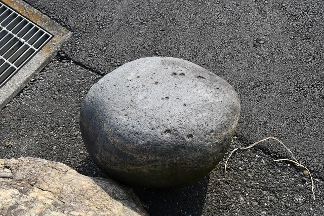 加須市　大願寺の石１
