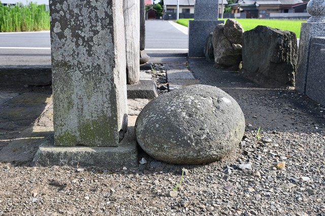 加須市　大願寺の石２