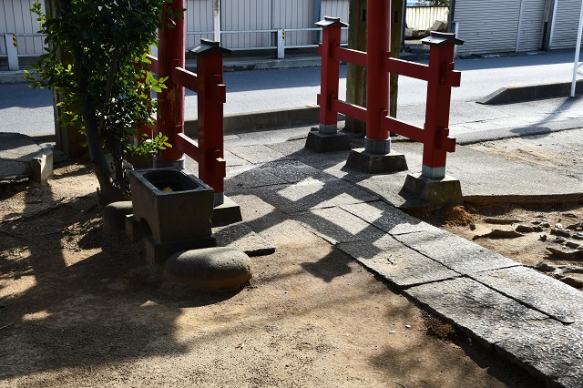 下山口新田　稲荷神社の力石