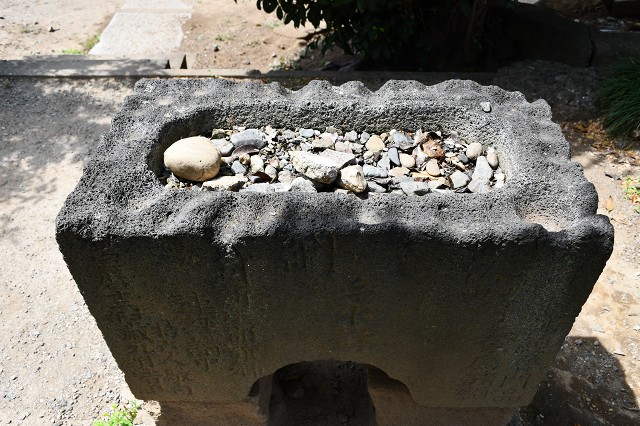柏町　氷川神社　盃状穴のある手水鉢