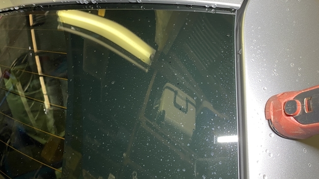 ラクティスの窓ガラスのウォータースポットにSOFT99ガラスリフレッシュ強力除去を使って