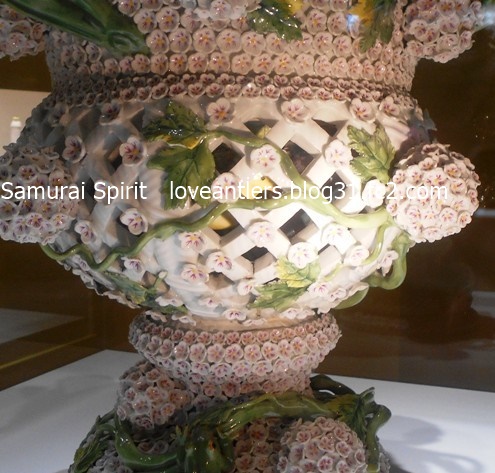 マイセン動物園展　スノーボール貼花装飾蓋付昆虫鳥透かし壺