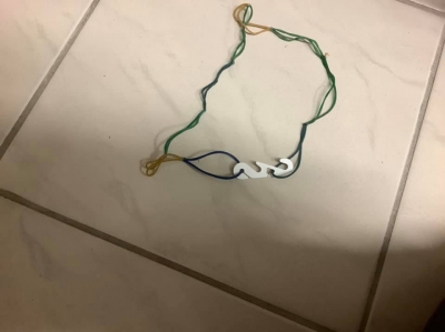 輪ゴムを繋げて押さえることにしました。 輪ゴムを繋げるのに使ったのは 使い捨てマスクのゴムを引っ掛けるプラスチックです。