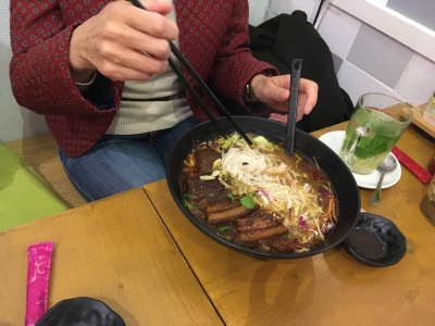 友達3人はトンポーロー入りの米麺、辛いスープ。