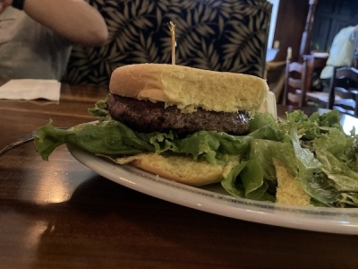 ミディアムに焼いてもらったハンバーガーは ジューシーで物凄く美味しかったです