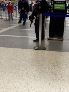 この日のロサンゼルス空港は なぜかマシンガンを持った警察官👮🏻‍♂️👮‍♀️が多数いて 物々しい雰囲気でした。