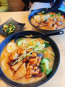 ライスヌードル、具は海鮮、それに台湾風ちょい辛スープという組み合わせ