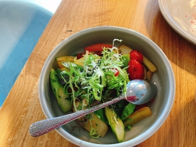 野菜のソテーには 季節のお野菜・グリーンと白のアスパラガスがたっぷり入っていました。