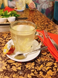 飲み物は生姜とレモングラスのお茶。