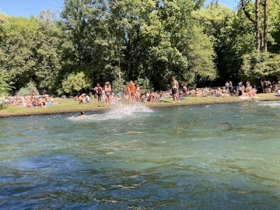 たくさんの人が水遊びをしていました。