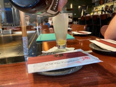 ビールのグラスをキンキンに冷やしておいてくれるという 心遣いは日本のレストランならでは。
