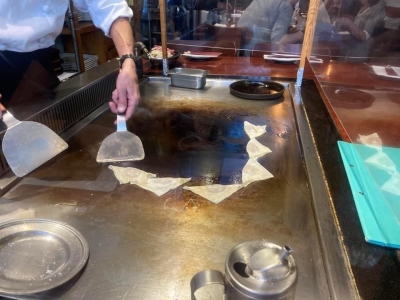 このレストランでは餃子は平ったいまま焼きます。