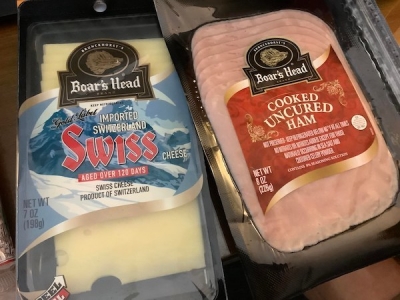 苦肉の策として ホテル近くのスーパーでハムとエメンタールチーズを買ってきました。