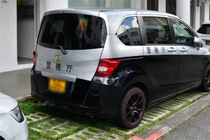 シンガポールで発見 日本の警視庁のパトカーに似せた車