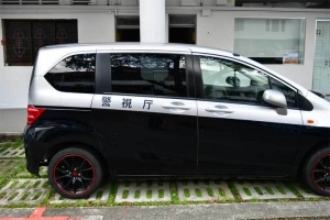 シンガポールで発見 日本の警視庁のパトカーに似せた車