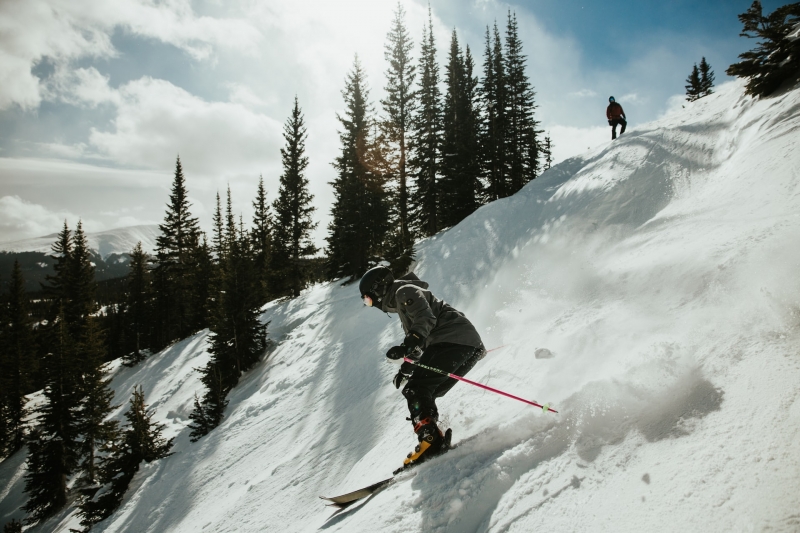 雪の上を滑るスキー