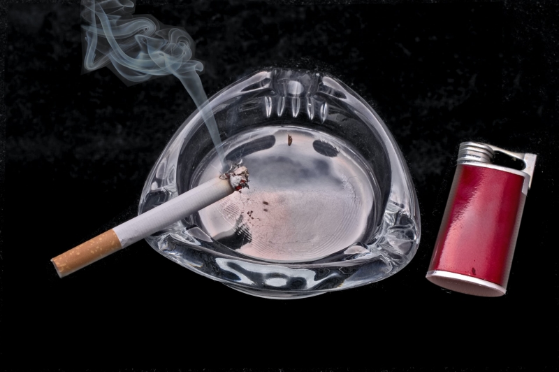 灰皿とタバコ